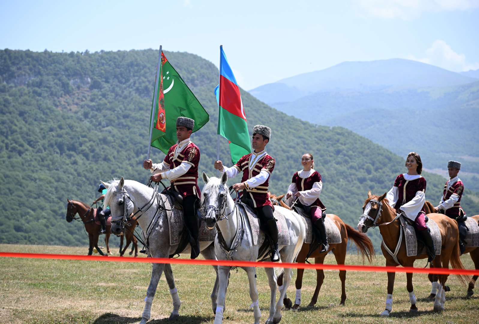 President Ilham Aliyev presents Karabakh horse named “Dostlug” to Chairman of Turkmenistan’s Halk Maslahaty at Jidir Duzu plain (PHOTO)