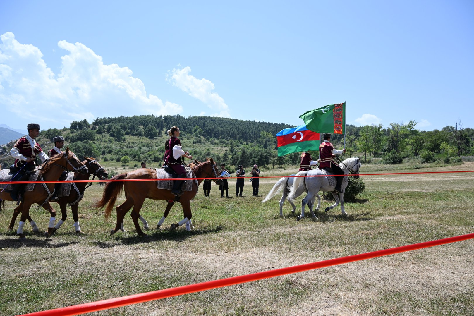 President Ilham Aliyev presents Karabakh horse named “Dostlug” to Chairman of Turkmenistan’s Halk Maslahaty at Jidir Duzu plain (PHOTO)