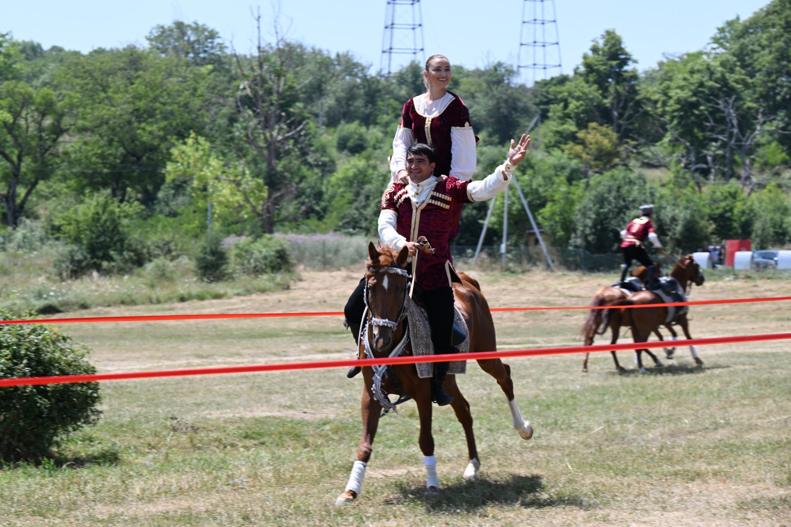 President Ilham Aliyev presents Karabakh horse named “Dostlug” to Chairman of Turkmenistan’s Halk Maslahaty at Jidir Duzu plain (PHOTO)