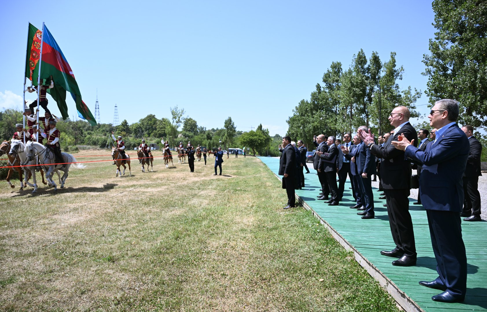 President Ilham Aliyev presents Karabakh horse named “Dostlug” to Chairman of Turkmenistan’s Halk Maslahaty at Jidir Duzu plain (PHOTO)