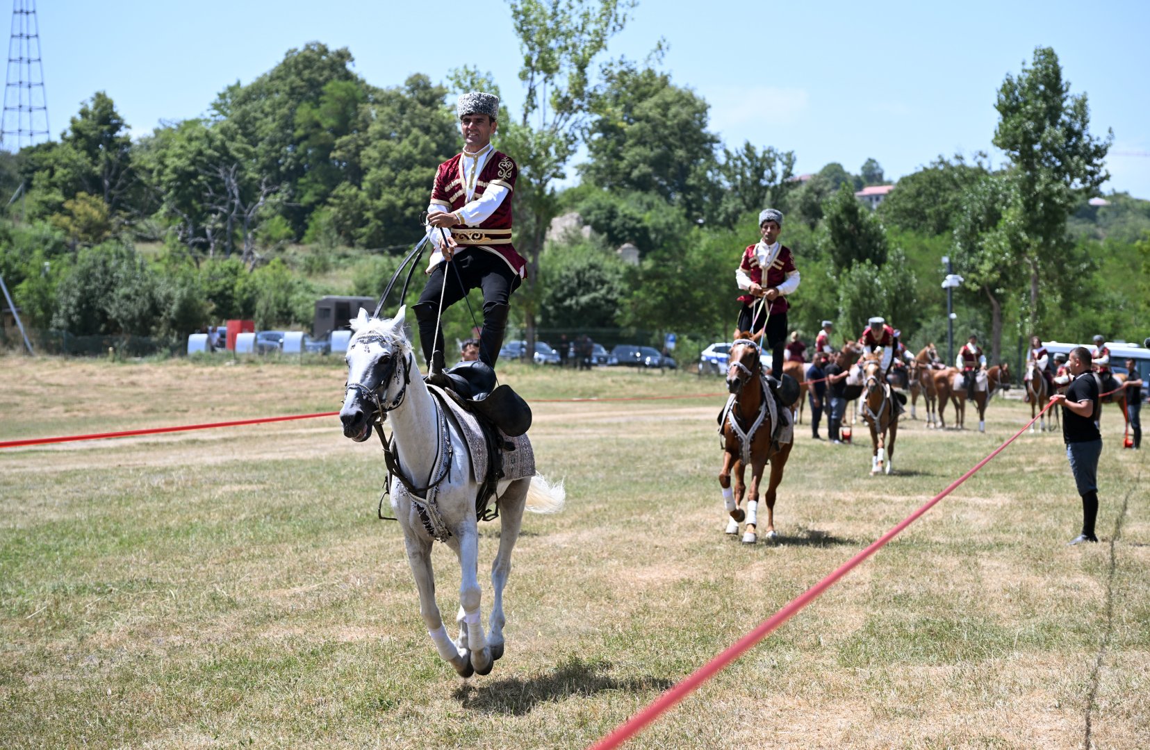 President Ilham Aliyev presents Karabakh horse named “Dostlug” to Chairman of Turkmenistan’s Halk Maslahaty at Jidir Duzu plain (PHOTO)