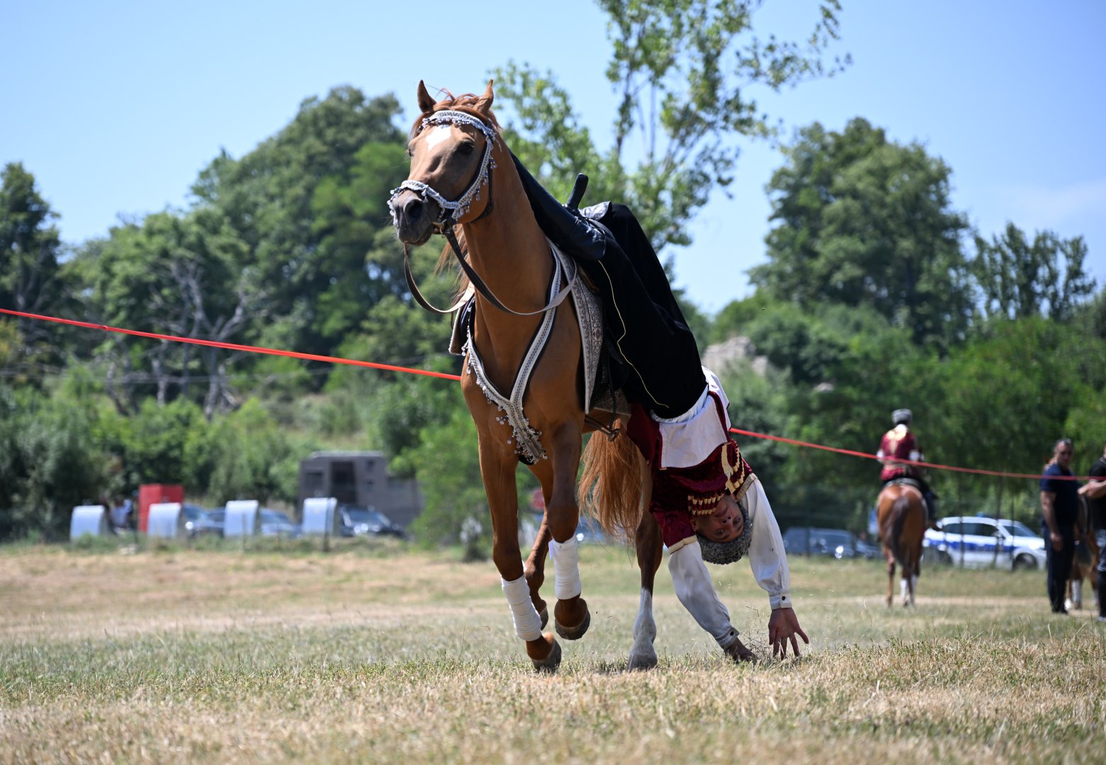 President Ilham Aliyev presents Karabakh horse named “Dostlug” to Chairman of Turkmenistan’s Halk Maslahaty at Jidir Duzu plain (PHOTO)