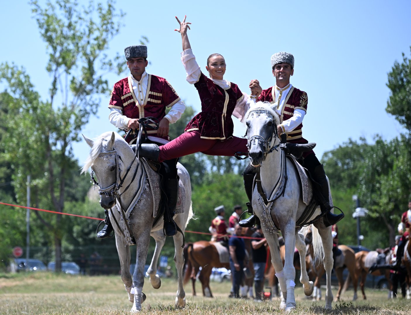 President Ilham Aliyev presents Karabakh horse named “Dostlug” to Chairman of Turkmenistan’s Halk Maslahaty at Jidir Duzu plain (PHOTO)