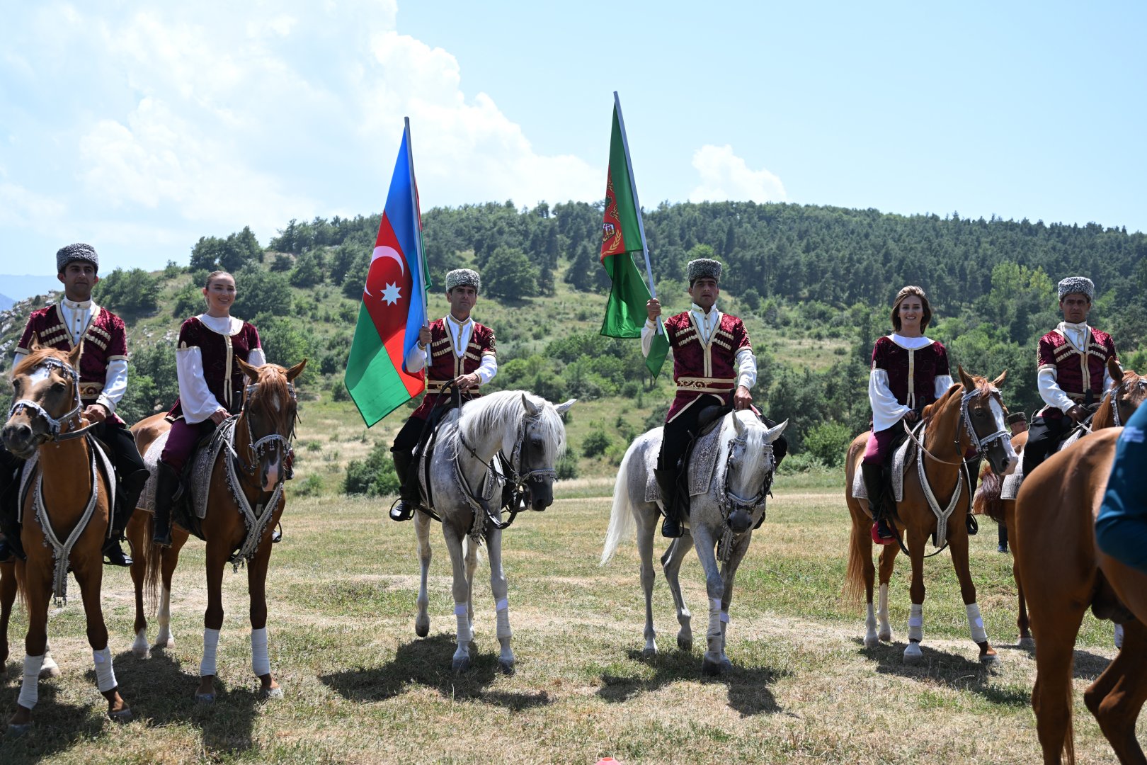 President Ilham Aliyev presents Karabakh horse named “Dostlug” to Chairman of Turkmenistan’s Halk Maslahaty at Jidir Duzu plain (PHOTO)