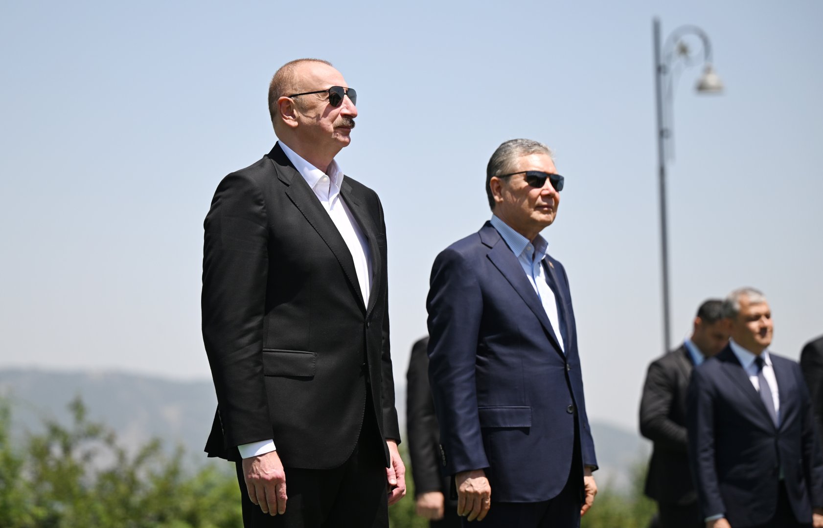 President Ilham Aliyev presents Karabakh horse named “Dostlug” to Chairman of Turkmenistan’s Halk Maslahaty at Jidir Duzu plain (PHOTO)