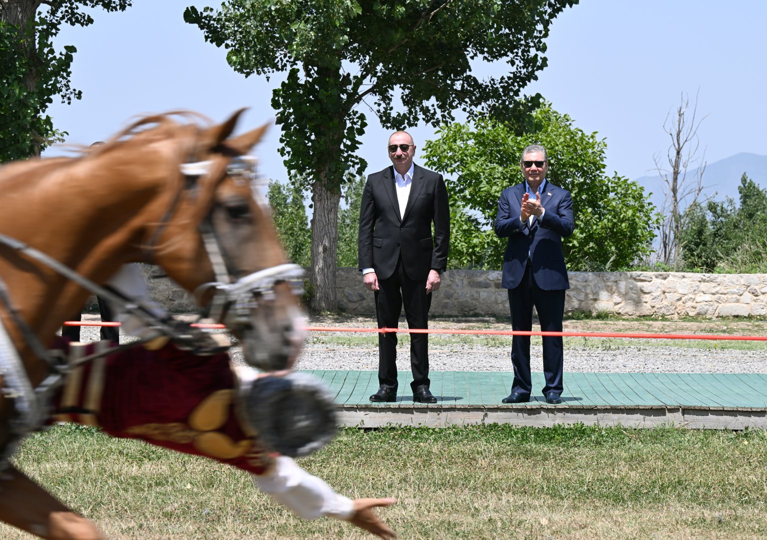 President Ilham Aliyev presents Karabakh horse named “Dostlug” to Chairman of Turkmenistan’s Halk Maslahaty at Jidir Duzu plain (PHOTO)