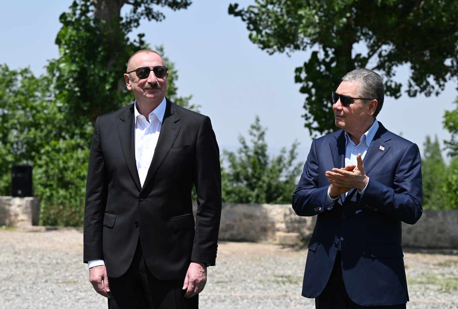 President Ilham Aliyev presents Karabakh horse named “Dostlug” to Chairman of Turkmenistan’s Halk Maslahaty at Jidir Duzu plain (PHOTO)