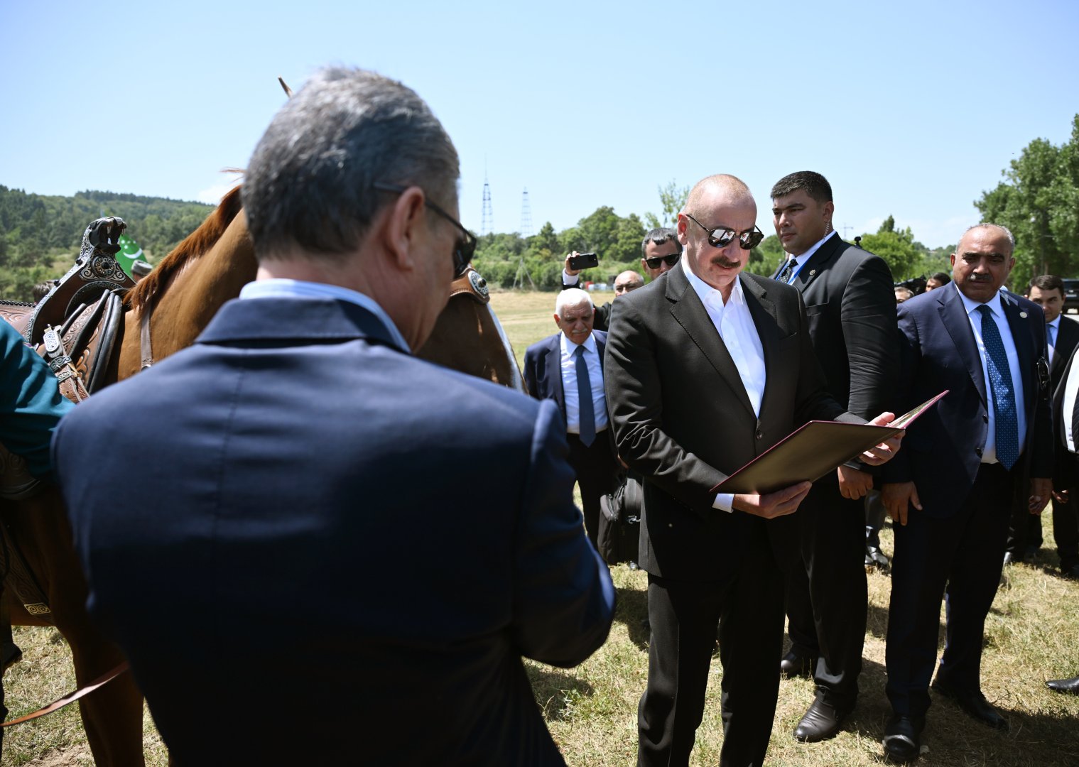 President Ilham Aliyev presents Karabakh horse named “Dostlug” to Chairman of Turkmenistan’s Halk Maslahaty at Jidir Duzu plain (PHOTO)