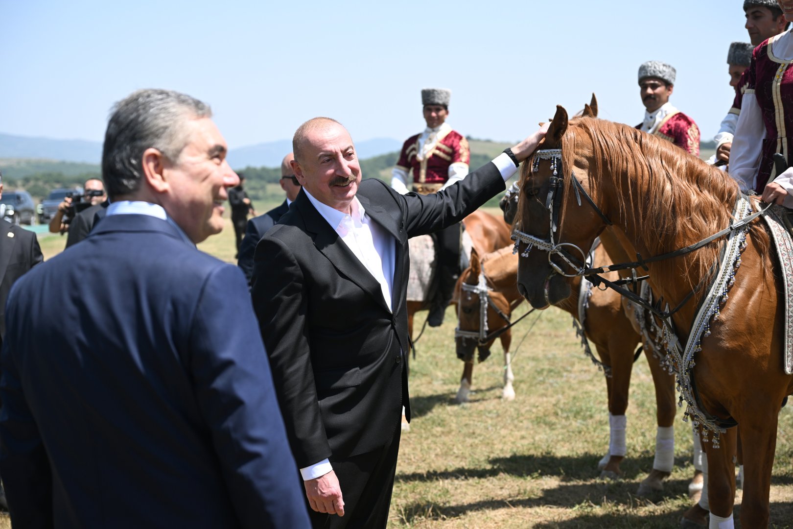 President Ilham Aliyev presents Karabakh horse named “Dostlug” to Chairman of Turkmenistan’s Halk Maslahaty at Jidir Duzu plain (PHOTO)