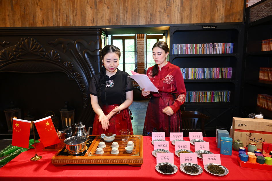 Heydar Aliyev Foundation VP Leyla Aliyeva attends evening on “The Confucius That We Don’t Know” at Baku Book Center (PHOTO)
