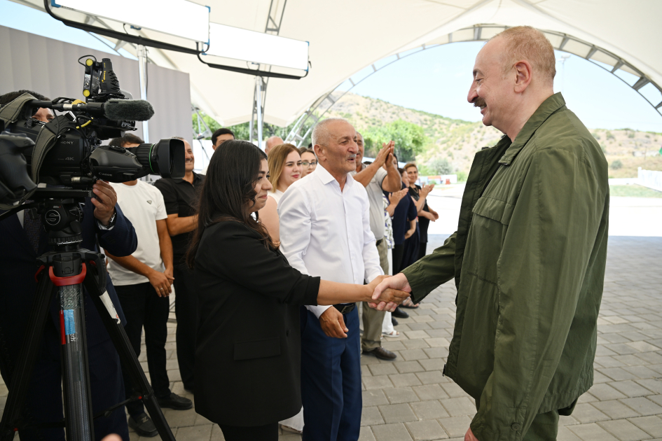 President Ilham Aliyev visits Khanyurdu village in Khojaly, meets with relocated residents (PHOTO)