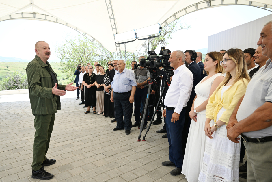 President Ilham Aliyev visits Khanyurdu village in Khojaly, meets with relocated residents (PHOTO)