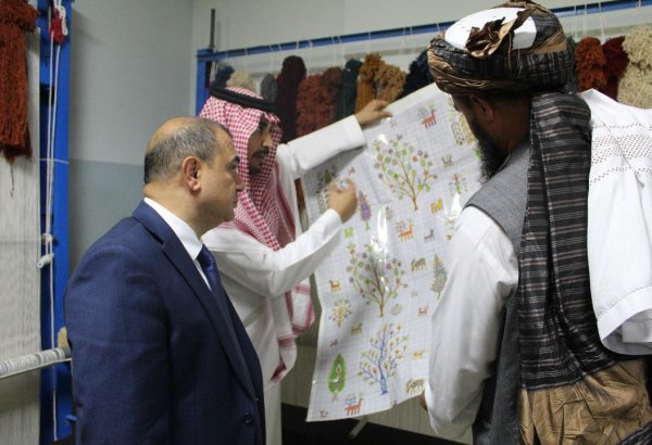 Azerbaijan supports launch of women’s carpet weaving center in Afghanistan (PHOTO)