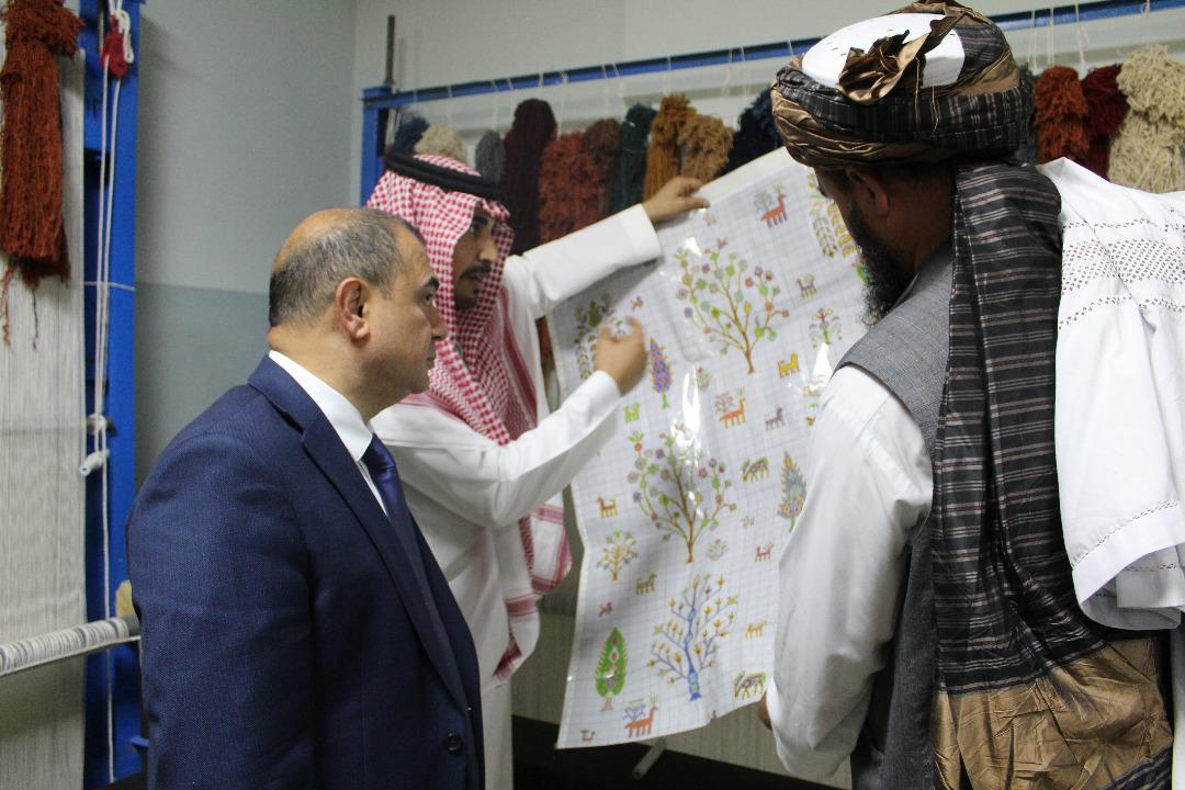 Azerbaijan supports launch of women’s carpet weaving center in Afghanistan (PHOTO)