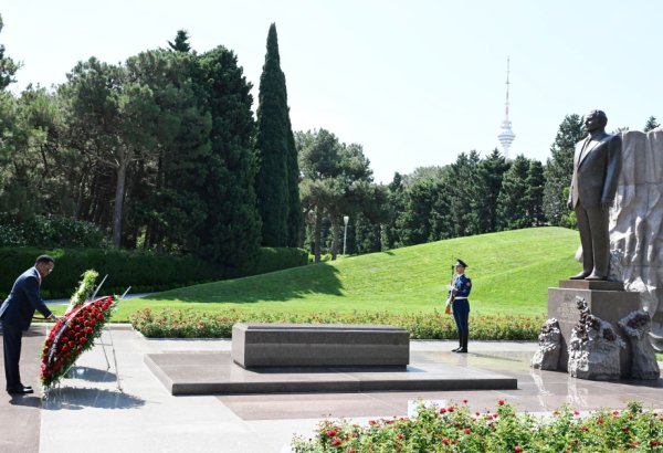 Somalia’s FM visits tomb of National Leader Heydar Aliyev and Alley of Martyrs (PHOTO)