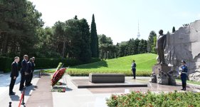 Somalia’s FM visits tomb of National Leader Heydar Aliyev and Alley of Martyrs (PHOTO)