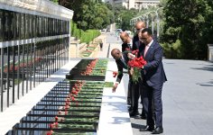 Somalia’s FM visits tomb of National Leader Heydar Aliyev and Alley of Martyrs (PHOTO)