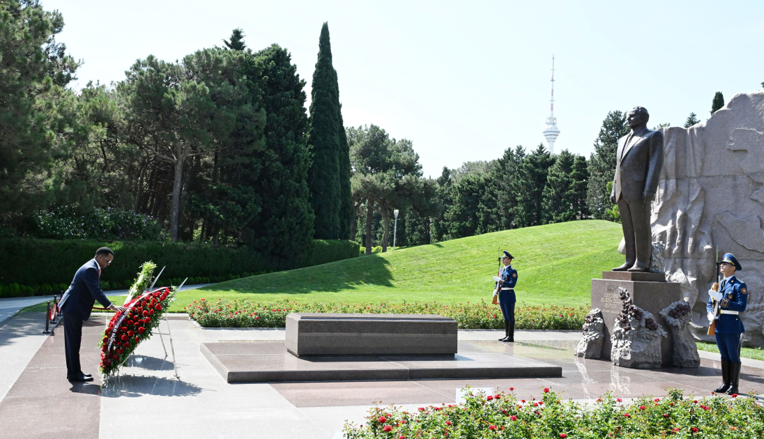 Somalia’s FM visits tomb of National Leader Heydar Aliyev and Alley of Martyrs (PHOTO)