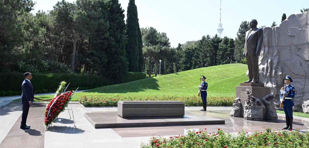 Somalia’s FM visits tomb of National Leader Heydar Aliyev and Alley of Martyrs (PHOTO)