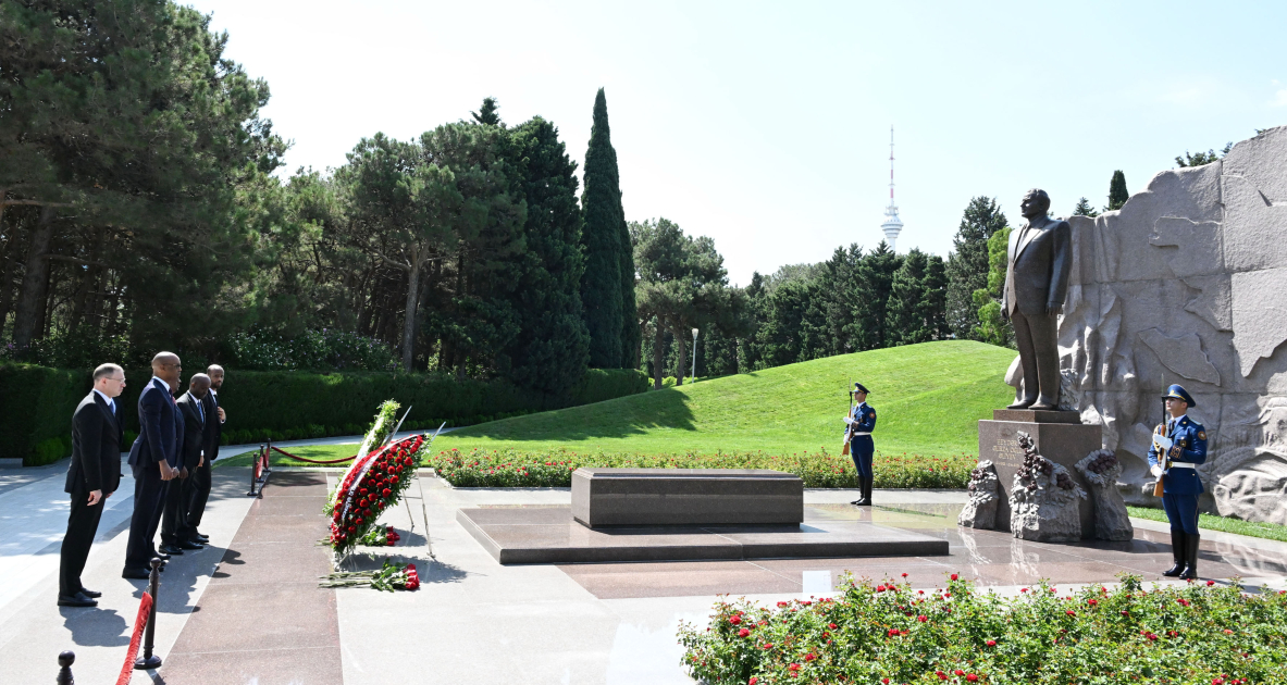 Somalia’s FM visits tomb of National Leader Heydar Aliyev and Alley of Martyrs (PHOTO)