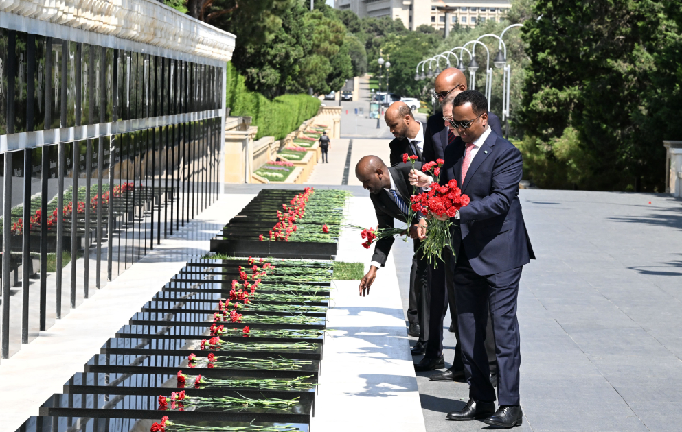 Somalia’s FM visits tomb of National Leader Heydar Aliyev and Alley of Martyrs (PHOTO)