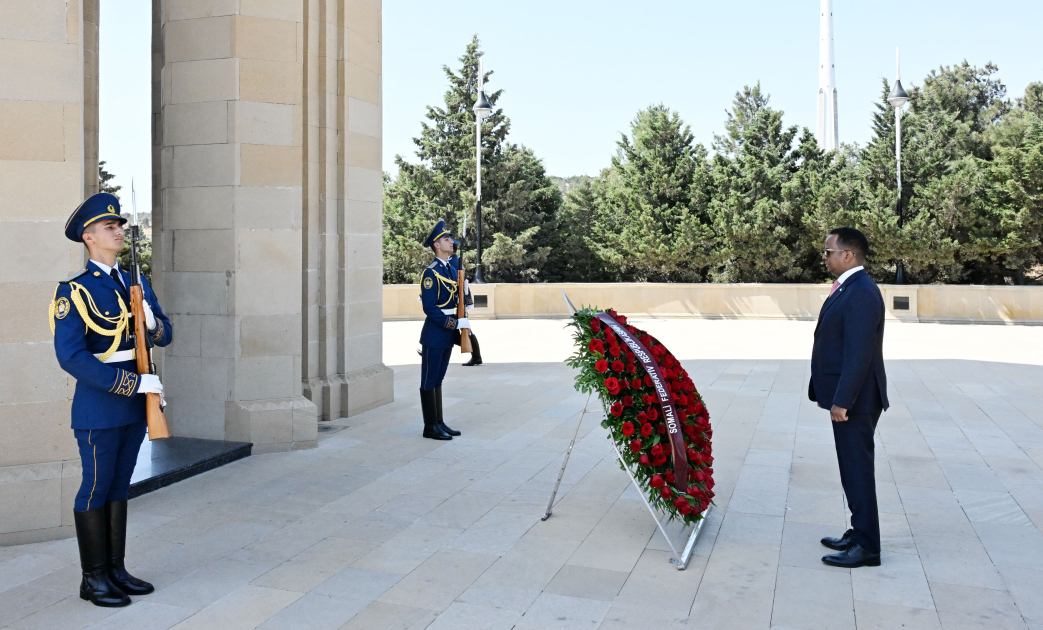 Somalia’s FM visits tomb of National Leader Heydar Aliyev and Alley of Martyrs (PHOTO)