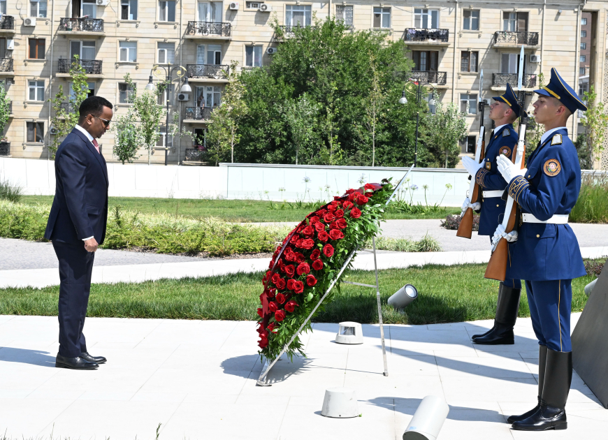 Somalia's FM visits Victory Park in Azerbaijan's Baku (PHOTO)