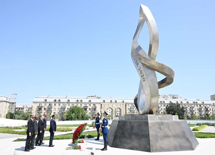 Somalia's FM visits Victory Park in Azerbaijan's Baku (PHOTO)