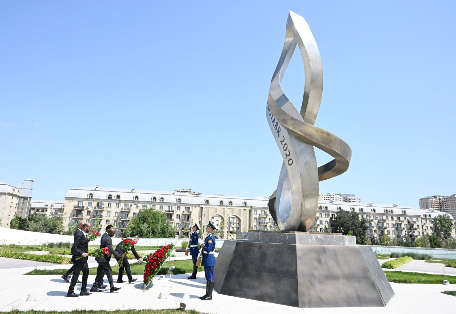 Somalia's FM visits Victory Park in Azerbaijan's Baku (PHOTO)