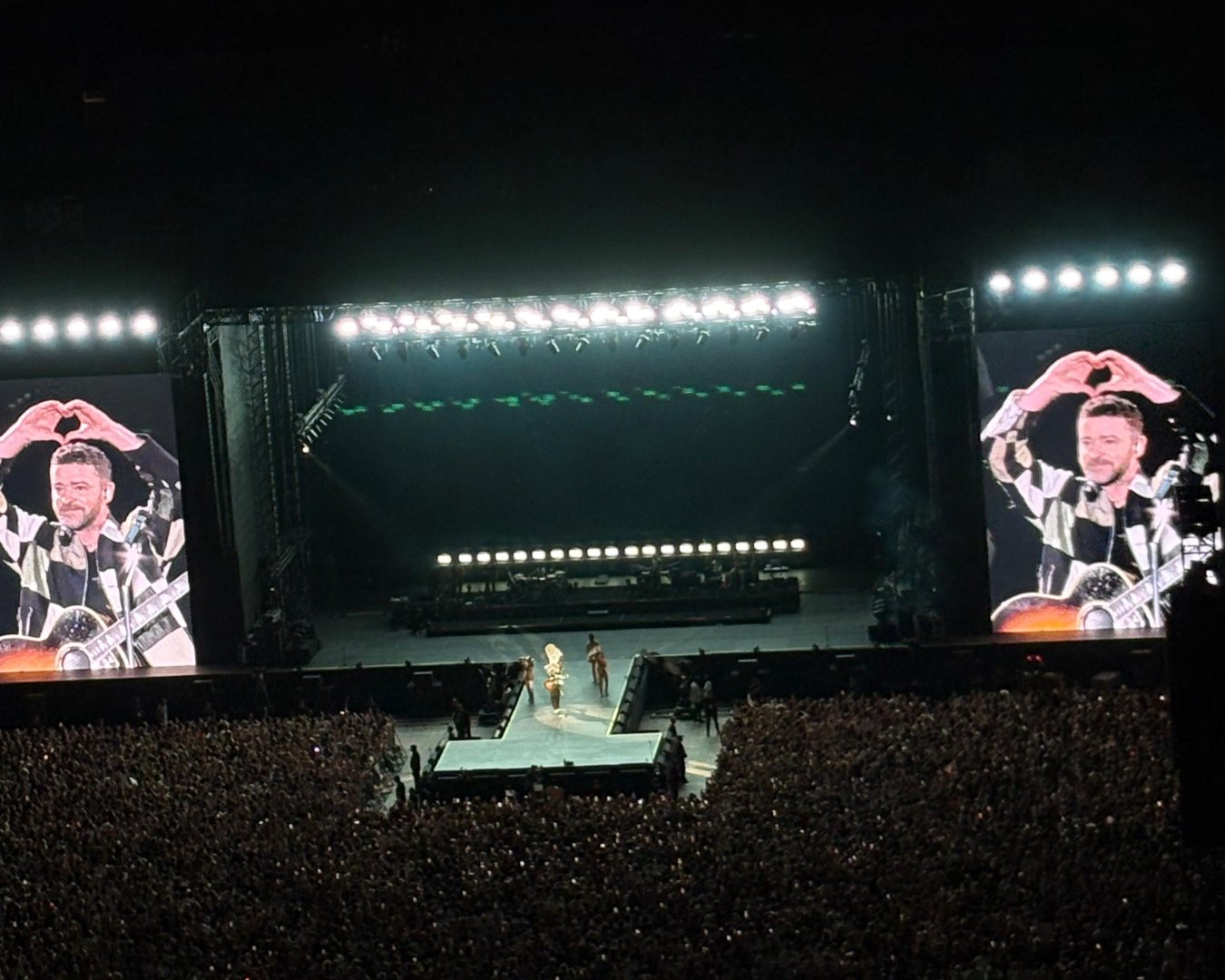 Timberlake wows Azerbaijan's Baku crowd with high-octane stadium performance (VIDEO/PHOTO)