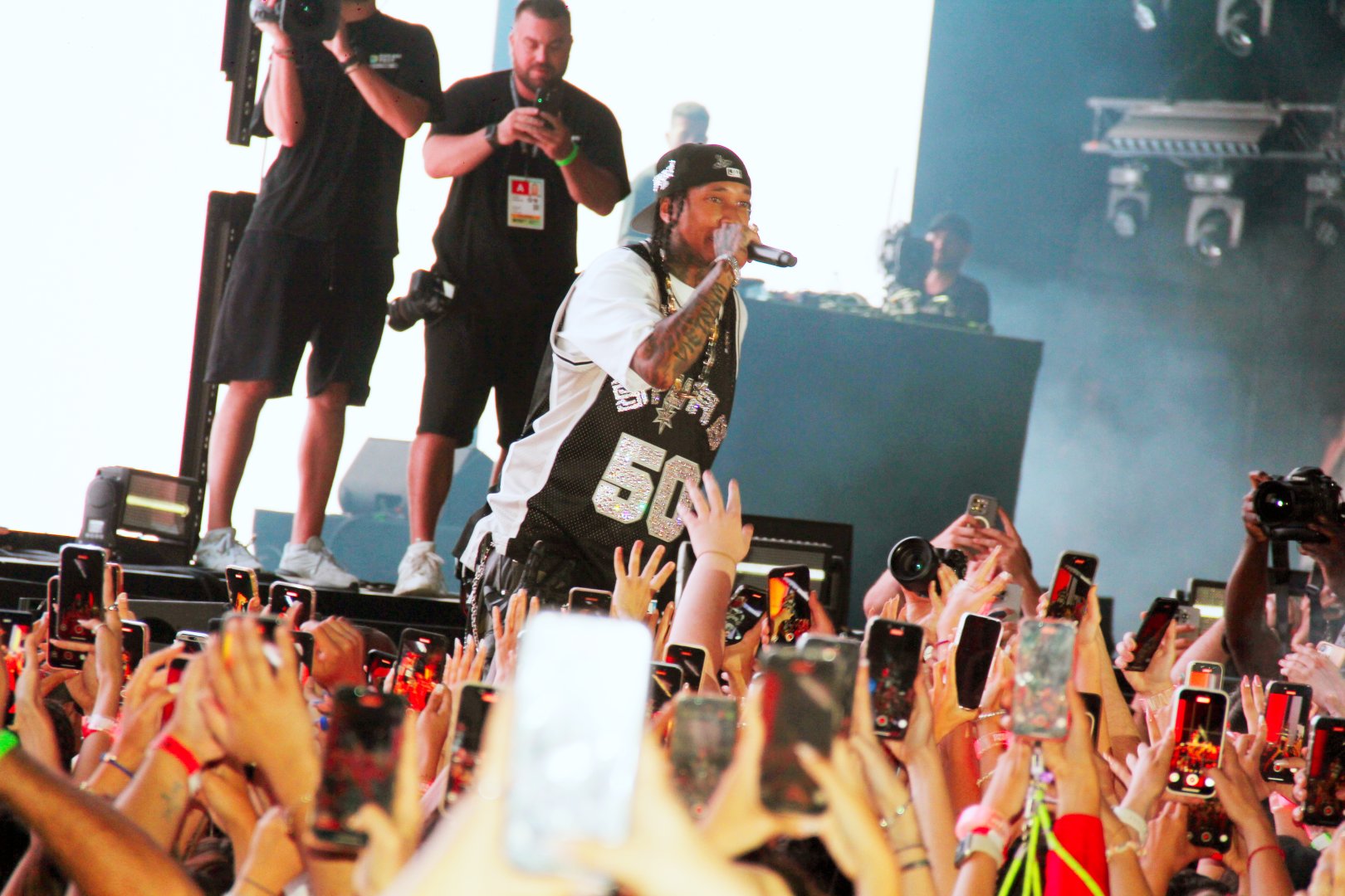 Dream Fest turns up heat in Azerbaijan's Baku with wild finale of beats and lights (PHOTO)