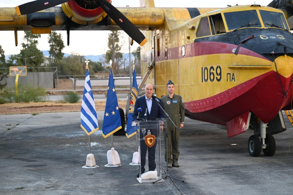 Greek defense minister reviews firefighting aircraft, personnel readiness (PHOTO)