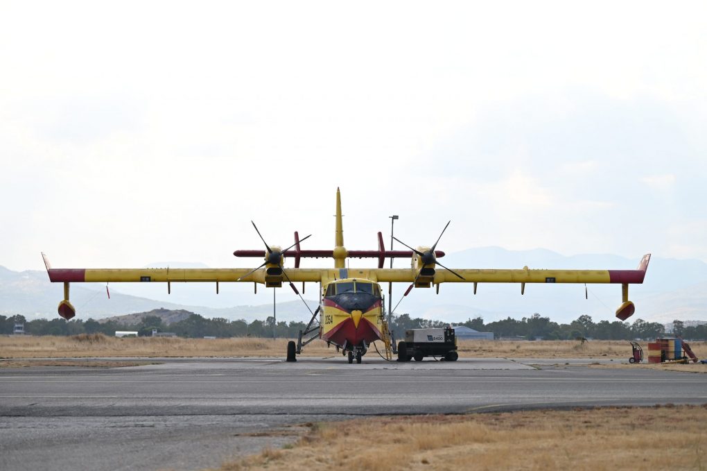 Greek defense minister reviews firefighting aircraft, personnel readiness (PHOTO)