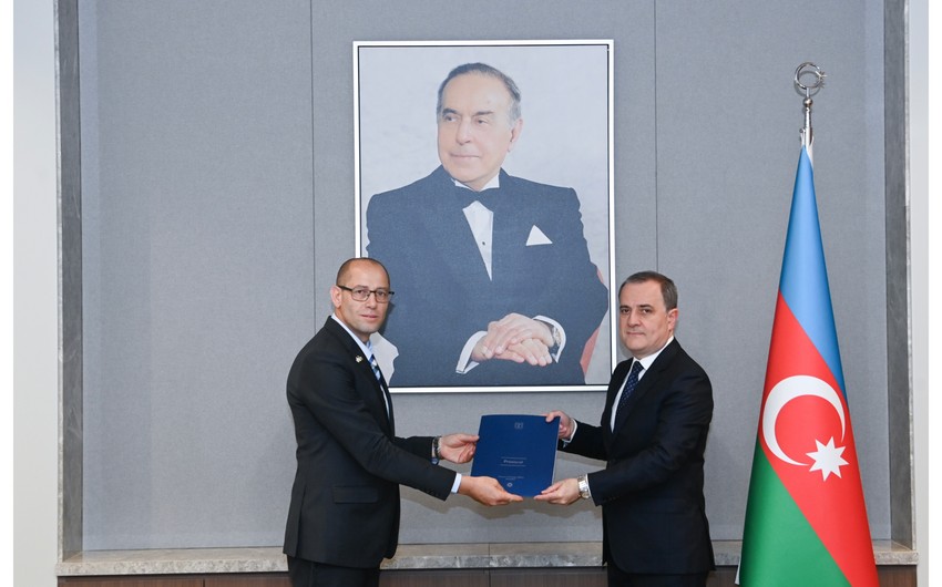 New Israeli ambassador presents copy of credentials to Azerbaijani foreign minister