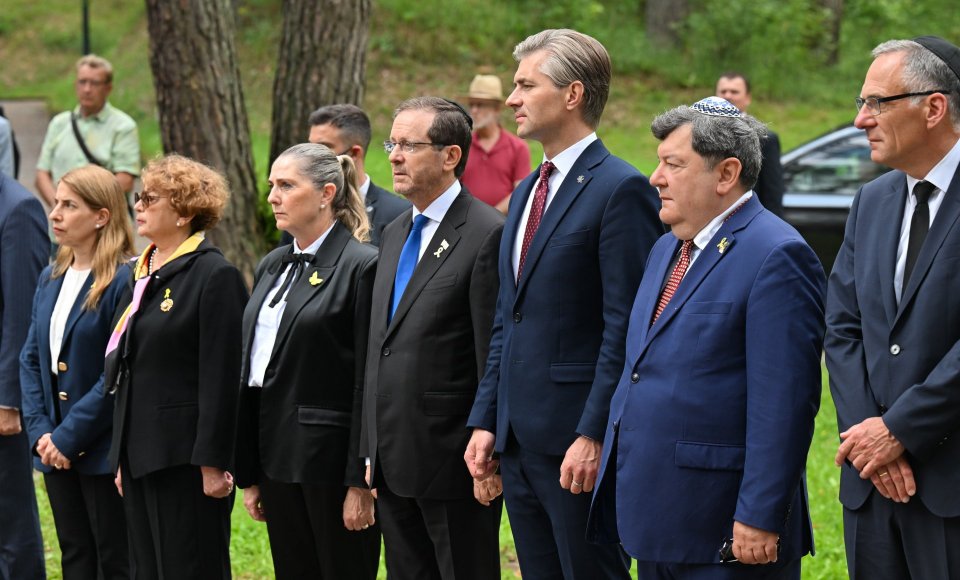 Lithuanian FM, Israeli President stand together in stirring Holocaust tribute (PHOTO)