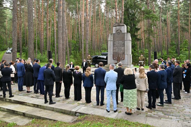 Lithuanian FM, Israeli President stand together in stirring Holocaust tribute (PHOTO)