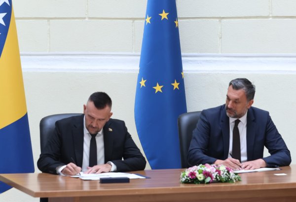 Bosnia signs protocol to simplify residence permit applications abroad (PHOTO)