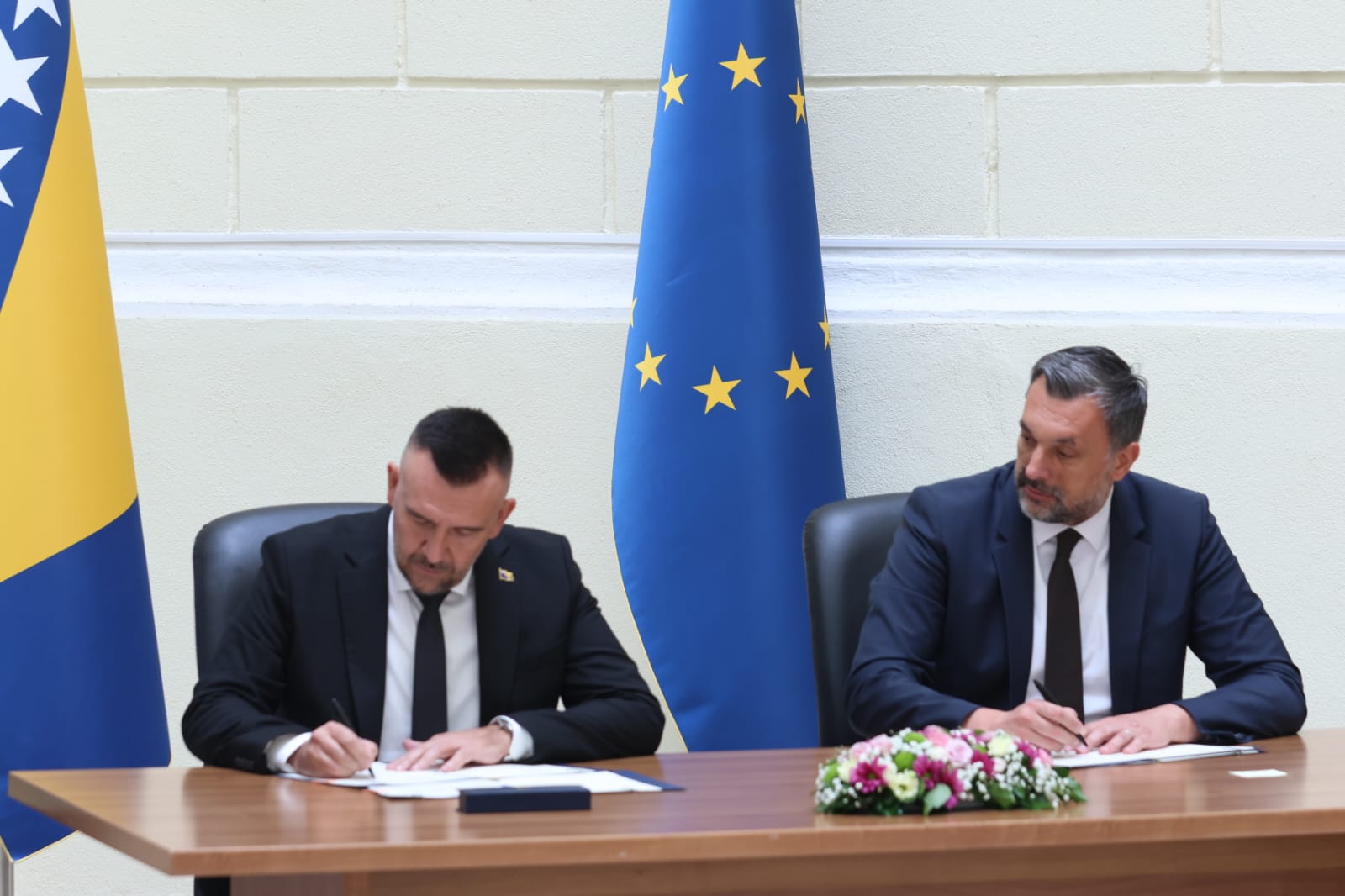 Bosnia signs protocol to simplify residence permit applications abroad (PHOTO)