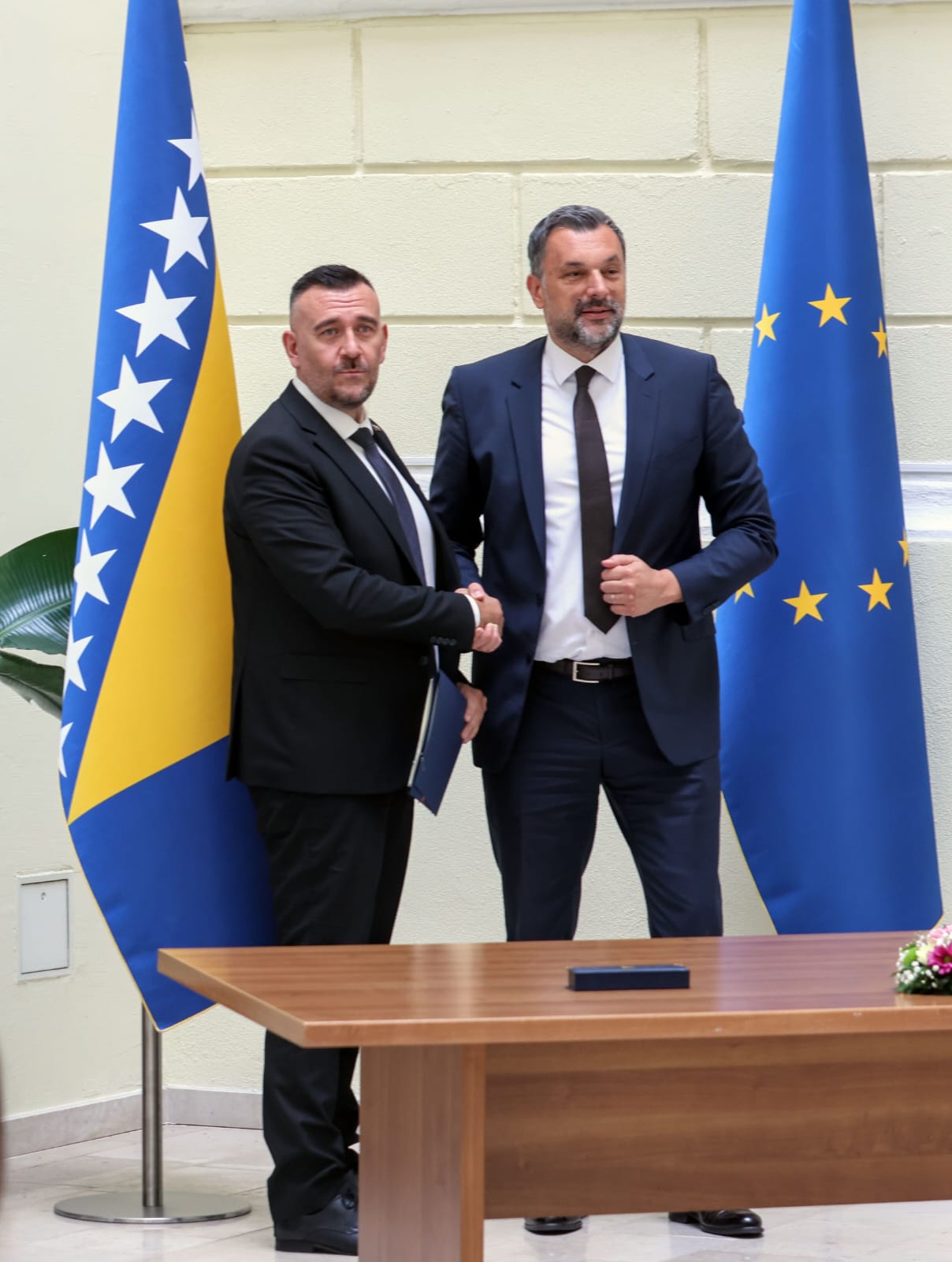 Bosnia signs protocol to simplify residence permit applications abroad (PHOTO)
