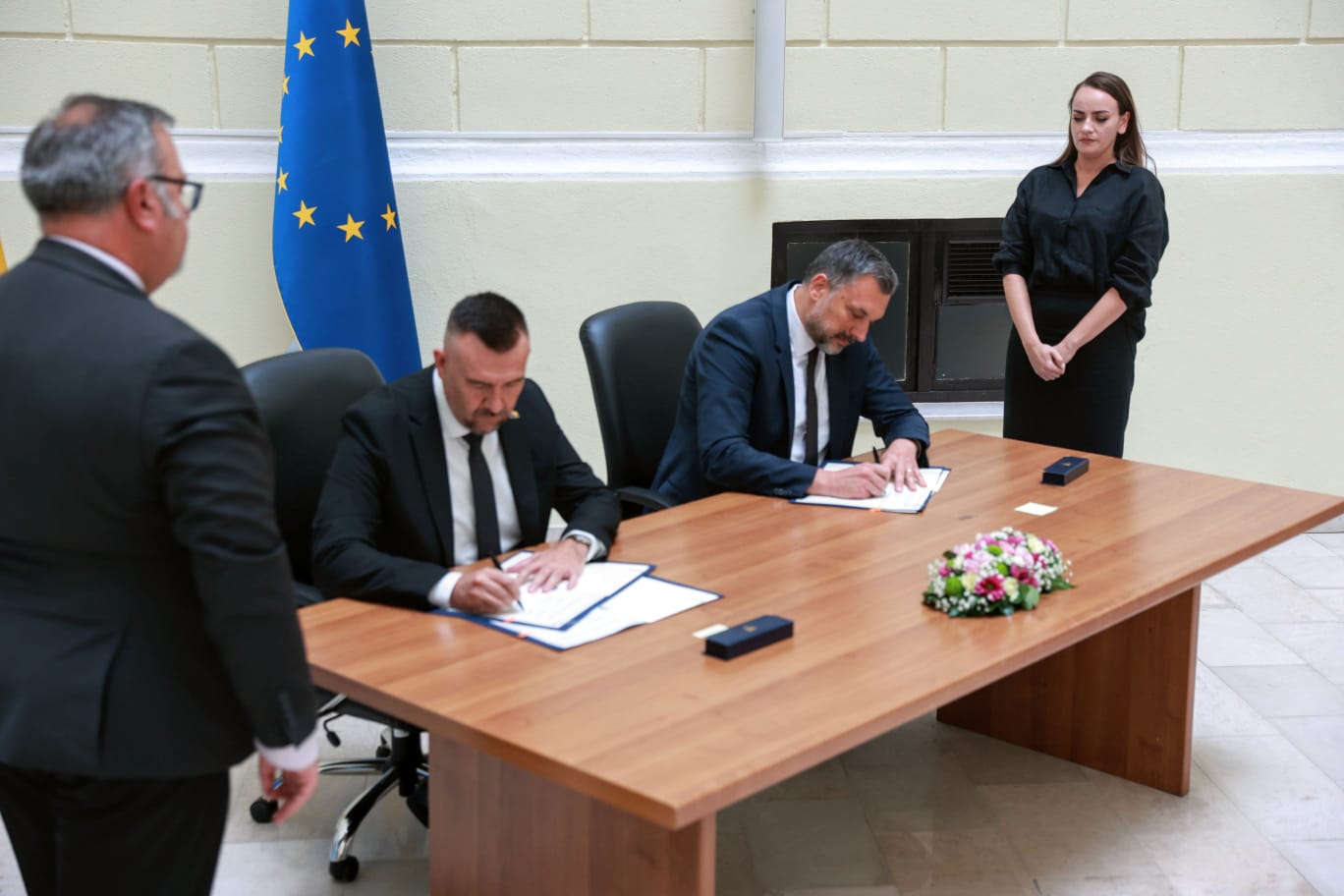 Bosnia signs protocol to simplify residence permit applications abroad (PHOTO)