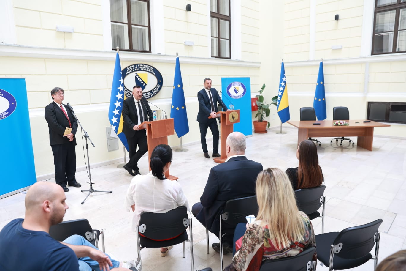 Bosnia signs protocol to simplify residence permit applications abroad (PHOTO)