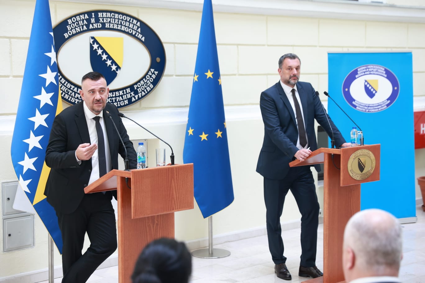 Bosnia signs protocol to simplify residence permit applications abroad (PHOTO)