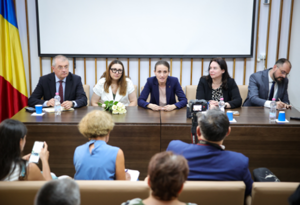 Romanian FM visits Ukraine's Chernivtsi to support local community (PHOTO)