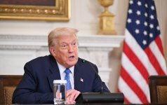 U.S. President Donald Trump delivers press statement at White House (PHOTO/VIDEO)