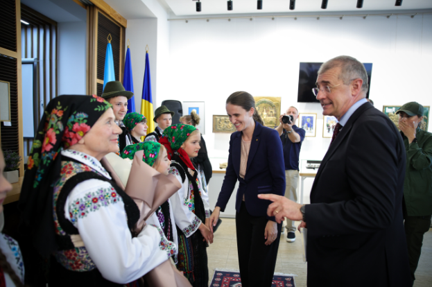 Romanian FM visits Ukraine's Chernivtsi to support local community (PHOTO)