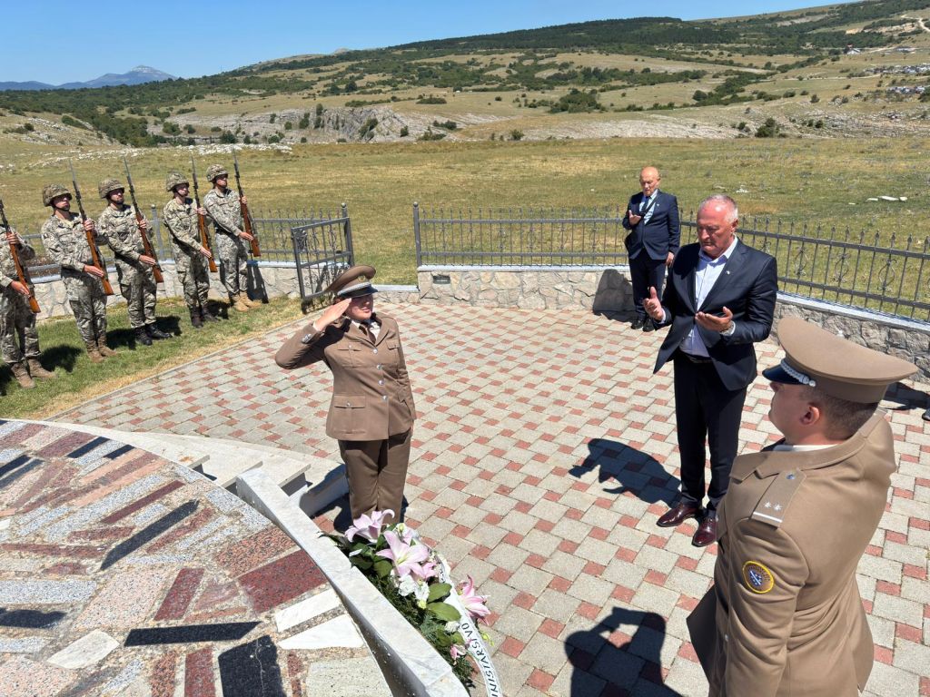 Bosnian defense minister warns of dangers in forgetting crimes (PHOTO)