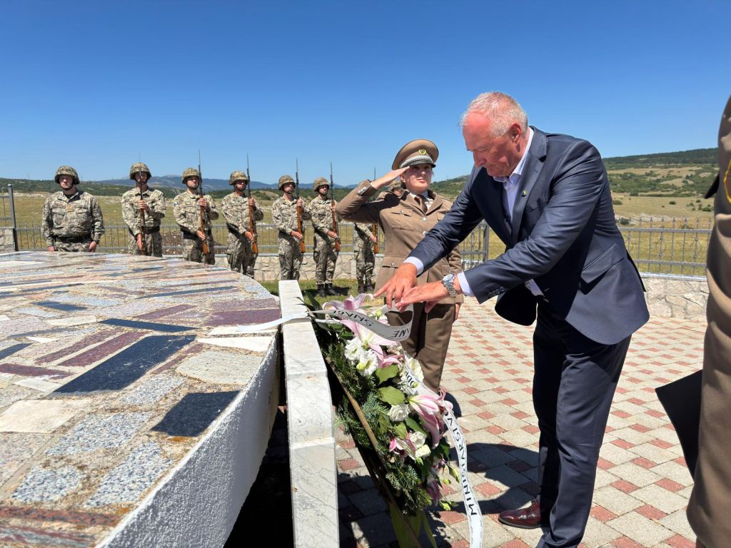 Bosnian defense minister warns of dangers in forgetting crimes (PHOTO)