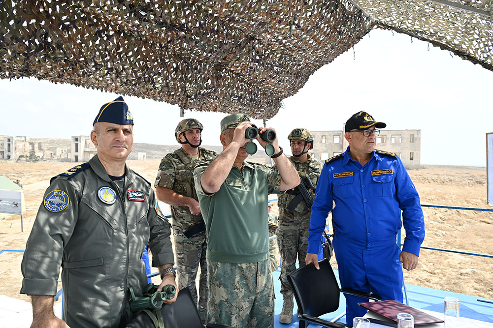 Azerbaijan's Navy holds live-fire tactical exercise with defense minister's tasks (PHOTO)