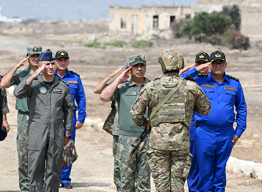 Azerbaijan's Navy holds live-fire tactical exercise with defense minister's tasks (PHOTO)