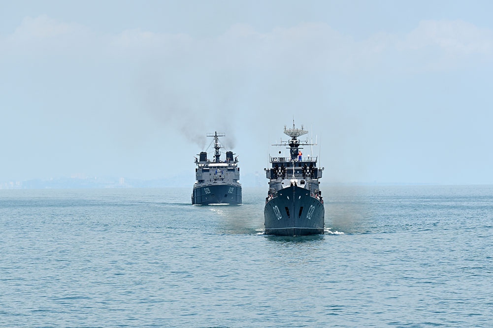 Azerbaijan's Navy holds live-fire tactical exercise with defense minister's tasks (PHOTO)